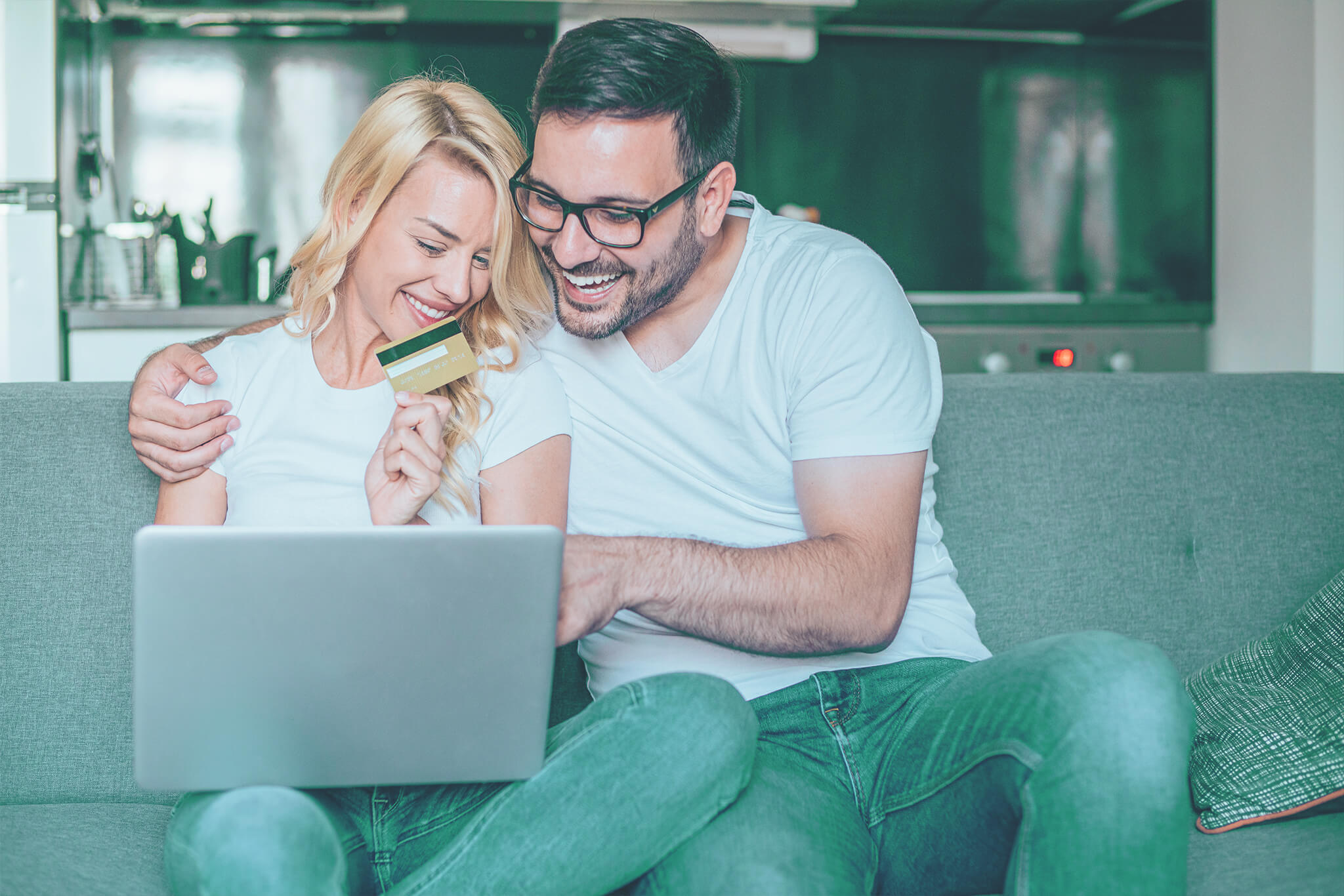 couple-with-laptop